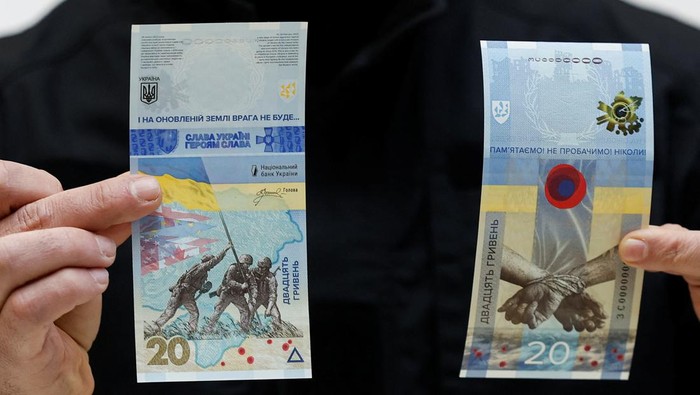 Bingkai Sepekan: Genap Setahun Perang Rusia-Ukraina Tak Kunjung Reda Governor of the National Bank of Ukraine Andriy Pyshnyi holds banknotes dedicated to the first anniversary of Russia's invasion on Ukraine, during a presentation in Kyiv, Ukraine February 23, 2023. REUTERS/Valentyn Ogirenko
