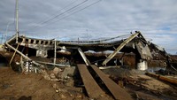 Sebuah jembatan yang hancur terlihat di tengah invasi Rusia ke Ukraina, di Irpin. Bantuan barat terhadap Ukraina terus mengalir, yang justru menambah Putin geram. REUTERS/Lisi Niesner