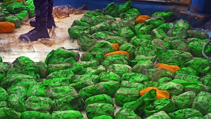 BNN Amankan Ratusan Narkotika Jenis Sabu di Pelabuhan Merak Aparat Bea Cukai bersama BNN (Badan Narkotika Nasional) menjaga para tersangka penyelundup narkotika bersama barang bukti ratusan paket narkotika jeni sabu di Pelabuhan Indah Kiat, Merak, Banten, Jumat (24/2/2023). Petugas patroli Bea Cukai Merak hari Kamis (23/2) menahan kapal nelayan di Selatan Pulau Jawa yang ditumpangi 8 warga negara Iran dan setelah digeledah ditemukan 309 paket narkotika jenis sabu yang disembunyikan di bawah mesin kapal. ANTARA FOTO/Asep Fathulrahman/foc.