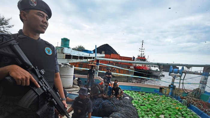 Aparat Bea Cukai bersama BNN (Badan Narkotika Nasional) menjaga para tersangka penyelundup narkotika bersama barang bukti ratusan paket narkotika jeni sabu di Pelabuhan Indah Kiat, Merak, Banten, Jumat (24/2/2023). Petugas patroli Bea Cukai Merak hari Kamis (23/2) menahan kapal nelayan di Selatan Pulau Jawa yang ditumpangi 8 warga negara Iran dan setelah digeledah ditemukan 309 paket narkotika jenis sabu yang disembunyikan di bawah mesin kapal. ANTARA FOTO/Asep Fathulrahman/foc.