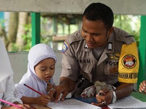 Kisah Bripka Ibrahim Bantu Program Bahasa Inggris Gratis untuk Anak Desa Pidie