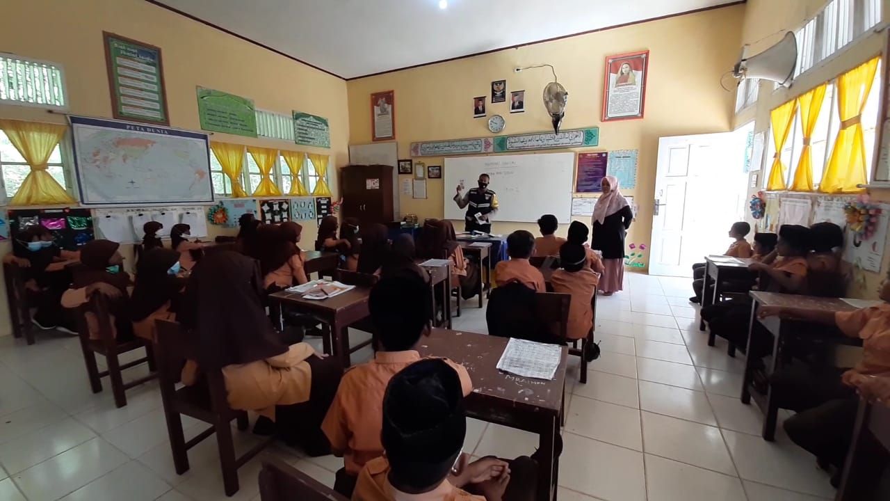 Bripka Ibrahim saat memberikan penyuluhan di sekolah