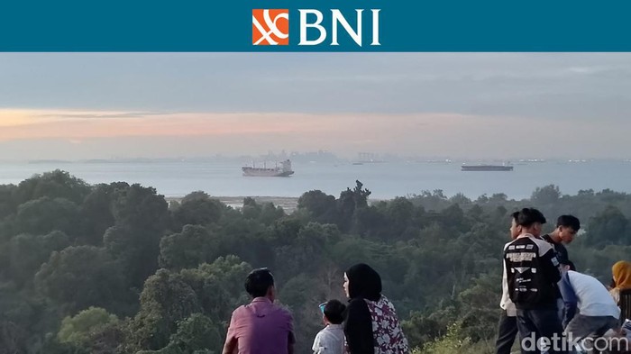 Bukit Harimau di Batam menjadi spot menikmati sunset.
