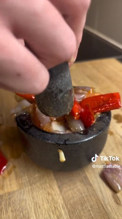 Seru! Bule Italia Ini Coba Bikin Sambal Terasi, Ini Hasilnya