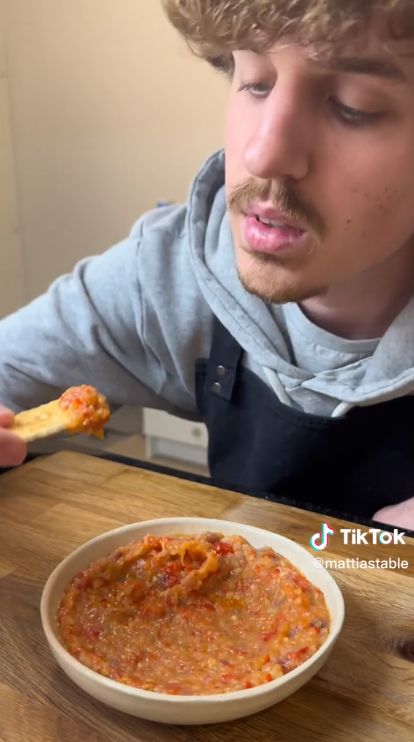 Seru! Bule Italia Ini Coba Bikin Sambal Terasi, Ini Hasilnya