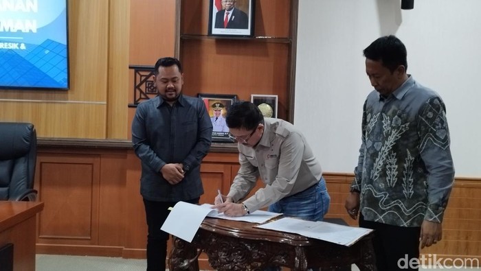 Bupati Gresik Fandi Ahmad Yani menyaksikan penandatanganan MoU