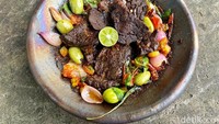 Kemudian ada Sambal Bakar Paru (Rp 32.000). Kami tertarik dengan penyajiannya yang cantik dan penuh warna. Sambal dadak dibakar langsung menggunakan piring tanah liat. Foto: detikcom/Riska Fitria