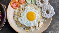 Buat penggemar nasi goreng, wajib mencicipi Nasi Goreng Ikan Asin (Rp 50.000). Nasi goreng putih tanpa kecap ini warnanya pucat seperti nasi goreng kebanyakan. Foto: detikcom/Riska Fitria