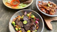 Berbeda dengan tempat makan kebanyakan, Cafe Kali ini tutup setiap hari Senin. Dan hanya buka mulai dari Selasa-Minggu mulai dari jam 10.00-22.00. Foto: detikcom/Riska Fitria