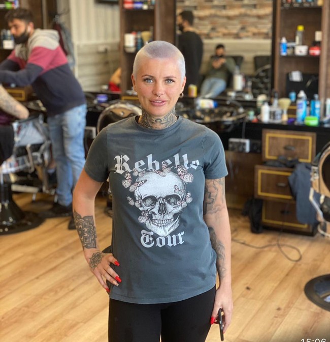 Selain perubahan penampilan, Callie juga jadi perbincangan karena dikabarkan mulai bekerja. Sebenarnya tak ada kata terlambat untuk belajar atau memulai karier baru. Tapi Callie Rogers dianggap membuang-buang waktu dan uangnya karena baru latihan menjadi perawat di usia 34 tahun. Foto: Facebook Callie Rogers