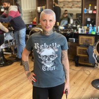 Selain perubahan penampilan, Callie juga jadi perbincangan karena dikabarkan mulai bekerja. Sebenarnya tak ada kata terlambat untuk belajar atau memulai karier baru. Tapi Callie Rogers dianggap membuang-buang waktu dan uangnya karena baru latihan menjadi perawat di usia 34 tahun. Foto: Facebook Callie Rogers