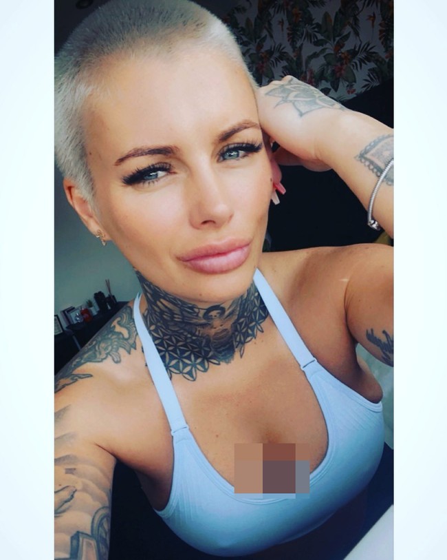 Setelah memenangkan lotere, Callie mengubah penampilannya secara drastis bahkan melakukan operasi payudara. Beberapa waktu lalu ia sempat memotong rambutnya jadi sangat cepak yang bikin pangling. Foto: Facebook Callie Rogers