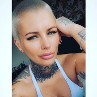 Setelah memenangkan lotere, Callie mengubah penampilannya secara drastis bahkan melakukan operasi payudara. Beberapa waktu lalu ia sempat memotong rambutnya jadi sangat cepak yang bikin pangling. Foto: Facebook Callie Rogers