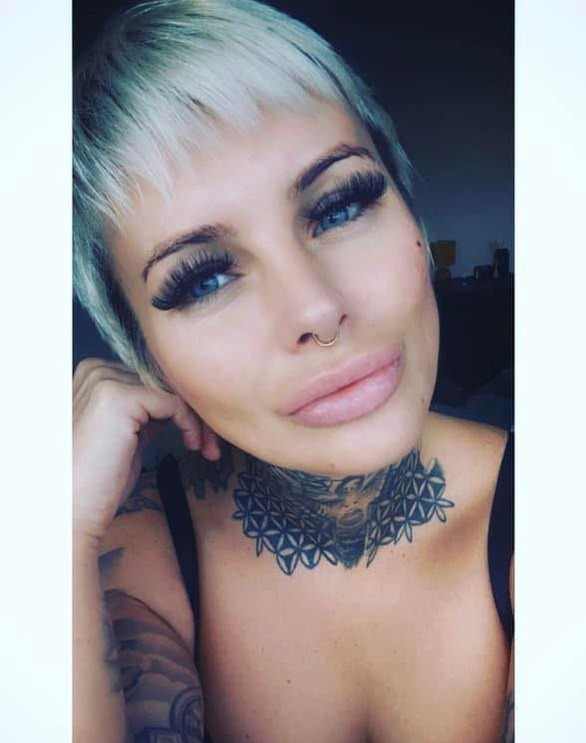 Callie memang sempat terlibat masalah setelah memenangkan lotere. Ia pernah dilarang menyetir karena menabrakan mobilnya ketika mabuk kokain. Wanita tersebut juga dilaporkan diserang dua wanita di sebuah klub yang merusak tulang iga, gigi, kepala sampai penglihatannya.Foto: Facebook Callie Rogers