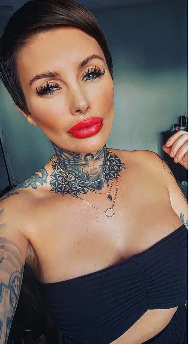 Meski sempat menikmati uangnya tapi berbagai dampak kurang menyenangkan yang disebabkan lotere itu membuat Callie sedikit menyesal. Ibu empat anak itu kini jadi susah percaya pada orang lain dan kesulitan hidup dalam sorotan. Callie pun berharap jika orang yang membeli kupon undian dibatasi secara umur. Foto: Facebook Callie Rogers