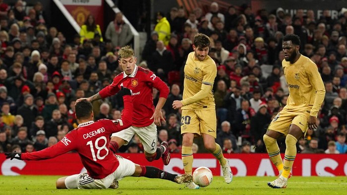 Barcelonas Sergi Roberto, second right, attempts a shot at goal in front of Manchester Uniteds Casemiro, left, and Manchester Uniteds Lisandro Martinez during the Europa League playoff second leg soccer match between Manchester United and Barcelona at Old Trafford stadium in Manchester, England, Thursday, Feb. 23, 2023. (AP Photo/Dave Thompson)