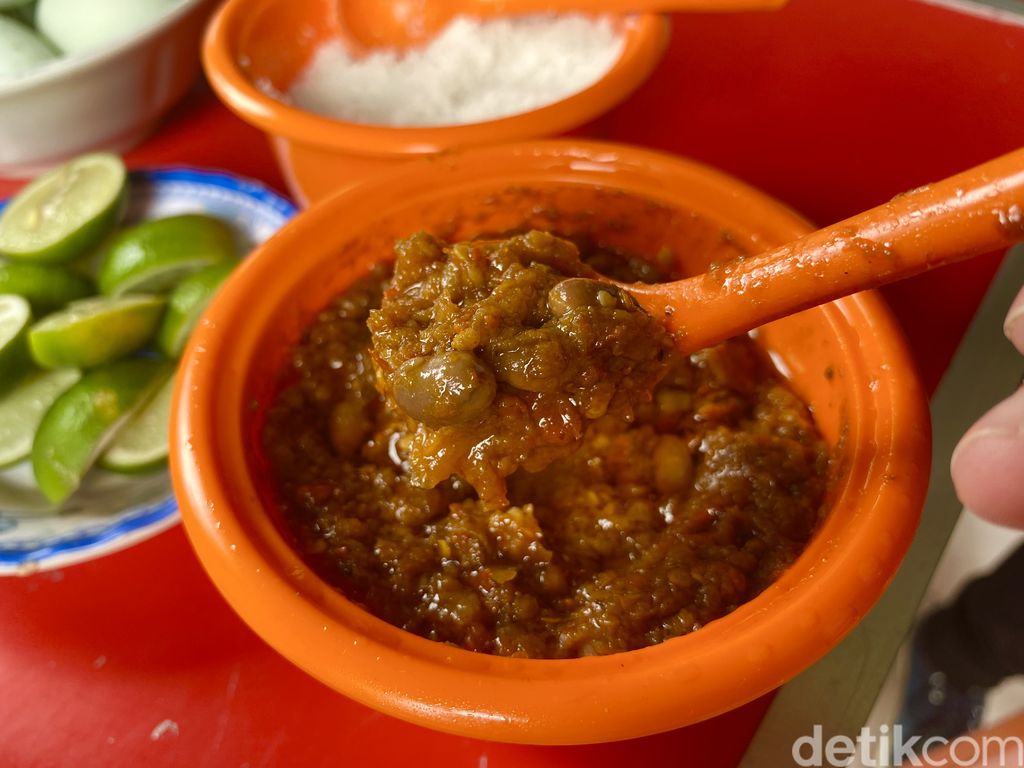 Coto Makassar Senen Syamsul Daeng Ngawing, berlokasi di Stasiun Pasar Senen. Tawarkan coto Makassar seharga Rp 30.000.