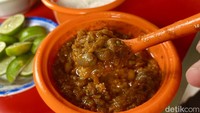 Saat mencicipi kuahnya, ternyata rasanya hambar karena ciri khas tempat makan ini. Pelanggan bisa meracik sendiri garam sesuai selera. Jangan lupa tambahkan jeruk nipis dan sambal tauco yang asam pedas. Foto: detikFood / Yenny Mustika Sari