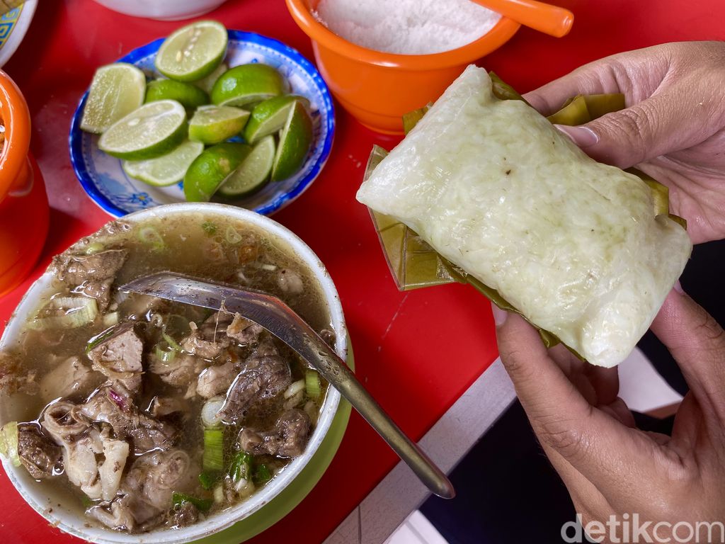 Coto Makassar Senen Syamsul Daeng Ngawing, berlokasi di Stasiun Pasar Senen. Tawarkan coto Makassar seharga Rp 30.000.