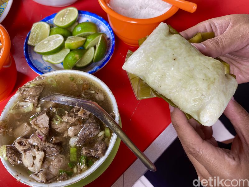 Coto Makassar Senen Syamsul Daeng Ngawing, berlokasi di Stasiun Pasar Senen. Tawarkan coto Makassar seharga Rp 30.000.