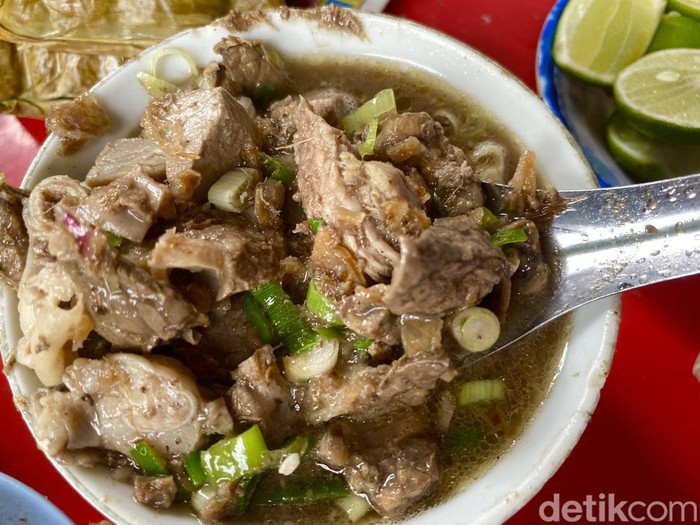 Coto Makassar Senen Syamsul Daeng Ngawing, berlokasi di Stasiun Pasar Senen. Tawarkan coto Makassar seharga Rp 30.000.