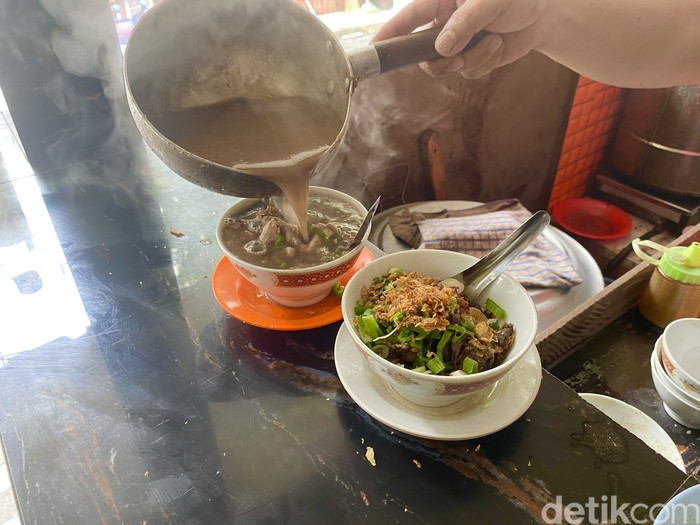 Coto Makassar Senen Syamsul Daeng Ngawing Coto Makassar Senen Syamsul Daeng Ngawing, berlokasi di Stasiun Pasar Senen. Tawarkan coto Makassar seharga Rp 30.000.