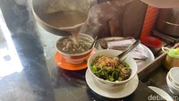 Menu yang ditawarkan oleh rumah makan ini hanya satu, yaitu coto Makassar saja. Namun, varian topping-nya beragam. Mulai dari daging sapi hingga aneka jeroan. Foto: detikFood / Yenny Mustika Sari