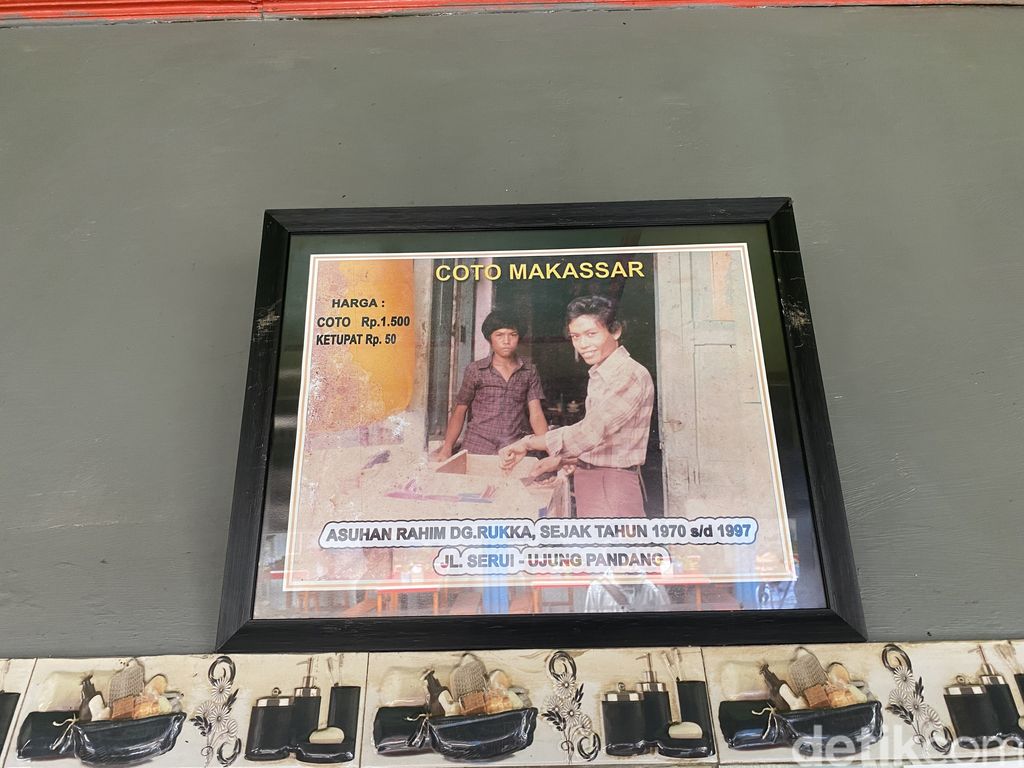 Coto Makassar Senen Syamsul Daeng Ngawing, berlokasi di Stasiun Pasar Senen. Tawarkan coto Makassar seharga Rp 30.000.