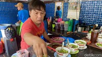 Irfan, selaku juru masak Coto Makassar Senen Syamsul Daeng Ngawing ini menceritakan kalau sempat berpindah-pindah dan memang meneruskan usaha keluarga. Foto: detikFood / Yenny Mustika Sari