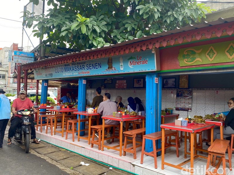 Coto Makassar Senen Syamsul Daeng Ngawing, berlokasi di Stasiun Pasar Senen. Tawarkan coto Makassar seharga Rp 30.000.
