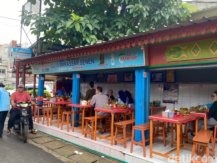 Coto Makassar Senen Syamsul Daeng Ngawing Coto Makassar Senen Syamsul Daeng Ngawing, berlokasi di Stasiun Pasar Senen. Tawarkan coto Makassar seharga Rp 30.000.