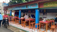 Coto Makassar Syamsul Daeng Ngawing, tempat makan khas Makassar yang legendaris di Pasar Senen. Diketahui kalau tempat makan ini sudah berdiri sejak tahun 1970-an. Foto: detikFood / Yenny Mustika Sari