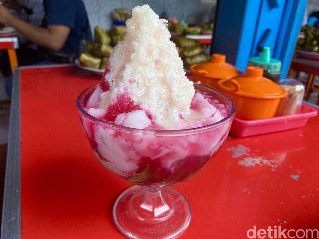 Coto Makassar Senen Syamsul Daeng Ngawing, berlokasi di Stasiun Pasar Senen. Tawarkan coto Makassar seharga Rp 30.000.