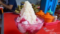 Puas menyantap coto Makassar, seporsi Es Pisang Ijo (Rp 20.000) menyegarkan dahaga kami. Potongan pisang ijonya besar, ditambahkan bubur sumsum yang gurih, dan rasa manis dari sirup pisang susu dan susu kental manis yang menyelerakan. Foto: detikFood / Yenny Mustika Sari