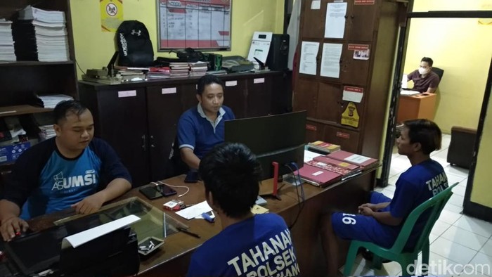 Dua pelaku pencurian kabel diperiksa anggota Polsek Indihiang.