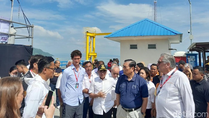 Edy Rahmayadi dan Luhut Panjaitan saat mengunjungi lokasi F1H2O. (Nizar Aldi/detikSumut)