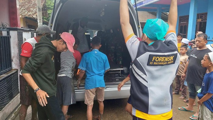 Evakuasi Mayat Pria di Serang