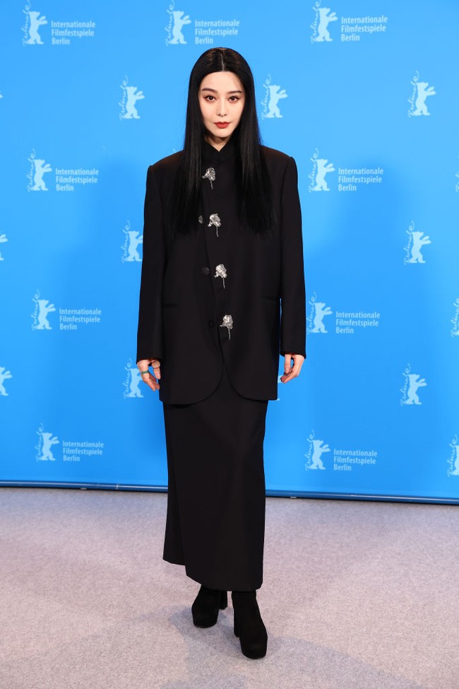 Kembali tampil di karpet merah untuk mempromosikan filmnya Green Night, Fan Bingbing berpose nyaris tanpa senyuman. Fan hadir di jumpa pers film terbarunya dengan penampilan serba hitam. Dia mengenakan busana dari brand M Essential. Foto: Getty Images