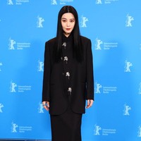 Kembali tampil di karpet merah untuk mempromosikan filmnya Green Night, Fan Bingbing berpose nyaris tanpa senyuman. Fan hadir di jumpa pers film terbarunya dengan penampilan serba hitam. Dia mengenakan busana dari brand M Essential. Foto: Getty Images