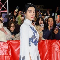Berpose di karpet merah Festival Film Berlin 2023, Fan Bingbing kembali nyaris tanpa senyuman saat dipotret juru foto.  Foto: Getty Images