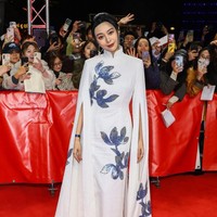 Saat premier Green Night di Festival Film Berlin 2023, Fan Bingbing melenggang di karpet merah dengan gaun putih panjang berkerah cheongsam dari desainer China, Christopher Bu. Gaun tersebut hadir dengan detail bunga berwarna biru yang berkilauan. Foto: Getty Images