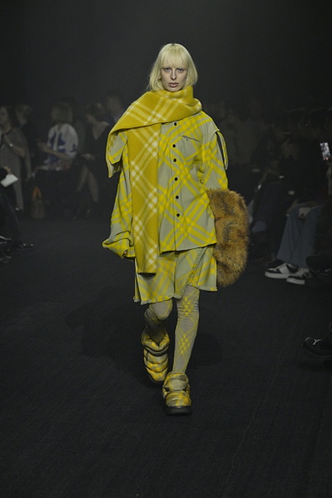 Fashion show koleksi busana Burberry Fall Winter 2023. Foto: Giovanni Giannoni/ Getty Images.