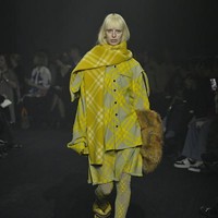 Fashion show koleksi busana Burberry Fall Winter 2023. Foto: Giovanni Giannoni/ Getty Images.