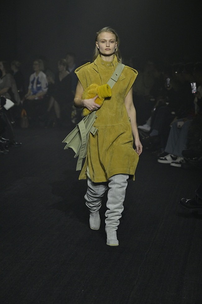 Fashion show koleksi busana Burberry Fall Winter 2023. Foto: Giovanni Giannoni/ Getty Images.