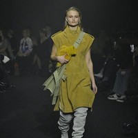 Fashion show koleksi busana Burberry Fall Winter 2023. Foto: Giovanni Giannoni/ Getty Images.