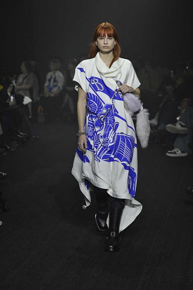 Fashion show koleksi busana Burberry Fall Winter 2023. Foto: Giovanni Giannoni/ Getty Images.