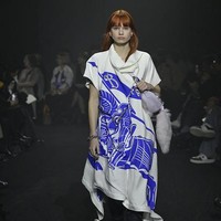 Fashion show koleksi busana Burberry Fall Winter 2023. Foto: Giovanni Giannoni/ Getty Images.