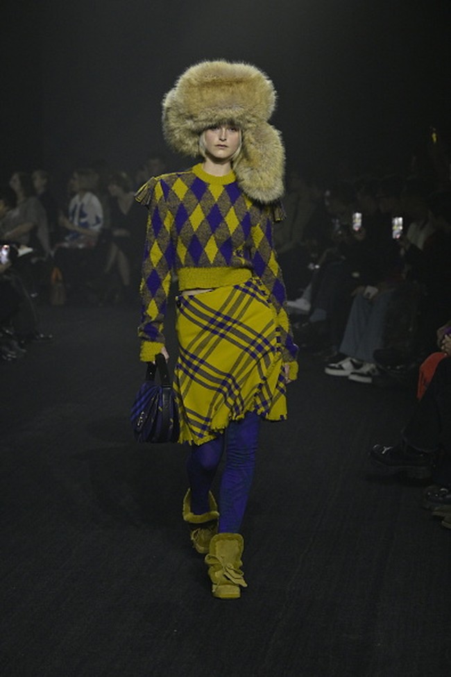 Fashion show koleksi busana Burberry Fall Winter 2023. Foto: Giovanni Giannoni/ Getty Images.