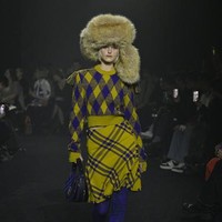 Fashion show koleksi busana Burberry Fall Winter 2023. Foto: Giovanni Giannoni/ Getty Images.