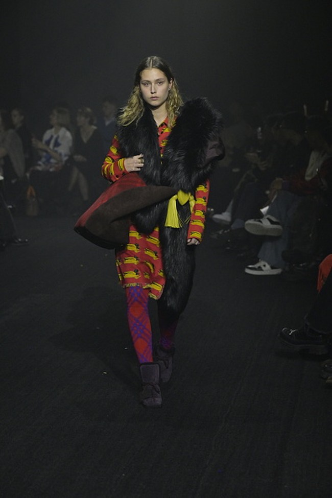 Fashion show koleksi busana Burberry Fall/Winter 2023. Foto: Giovanni Giannoni/ Getty Images.